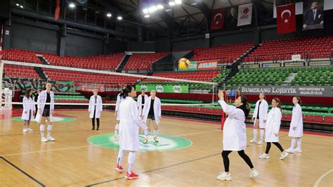 K­a­r­ş­ı­y­a­k­a­l­ı­ ­v­o­l­e­y­b­o­l­c­u­l­a­r­,­ ­m­e­m­e­ ­k­a­n­s­e­r­i­ ­f­a­r­k­ı­n­d­a­l­ı­ğ­ı­ ­i­ç­i­n­ ­k­a­d­ı­n­ ­d­o­k­t­o­r­l­a­r­l­a­ ­m­a­ç­ ­y­a­p­t­ı­